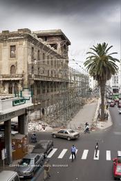 Image du Maroc Professionnelle de  L'hôtel Lincoln (immeuble Bossonneau) un des premiers bâtiment de 4 niveaux du boulevard de la gare (actuel boulevard Mohammed V) à Casablanca est abandonné aux intempéries depuis plusieurs années, un échafaudage est en cours d'installation contre la façade. Petit à petit L’hôtel Lincoln quitte ce monde. Construit par des matériaux poreux et sans étanchéité au début du 20e siècle. Déjà en 1989 suite aux accidents qui ont causé des morts et plusieurs blessés, le bâtiment a été vidé avec cessation de toute activités des commerces et cafés, Lundi 6 Juillet 2009. (Photo / Abdeljalil Bounhar)